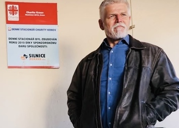 Prezident Petr Pavel opět navštívil Charitu Krnov